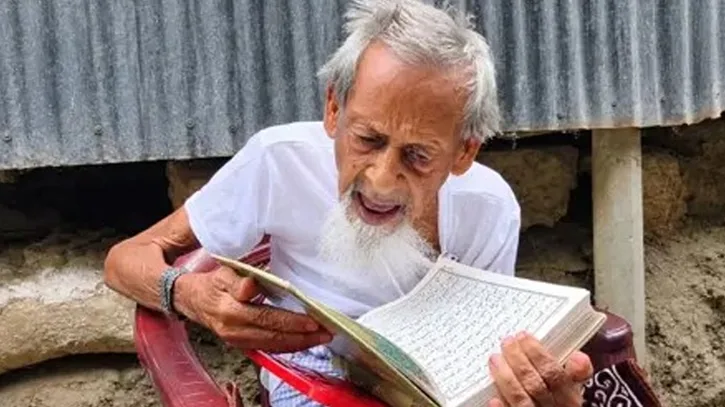 ১২৩ বছর বয়সে অবাক কাণ্ড, চশমা ছাড়াই কোরআন পড়েন আব্বাস প্রামাণিক