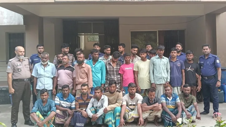 মতলবে নিষিদ্ধ জালে মাছ ধরার অভিযোগে ২০ জেলে গ্রেপ্তার