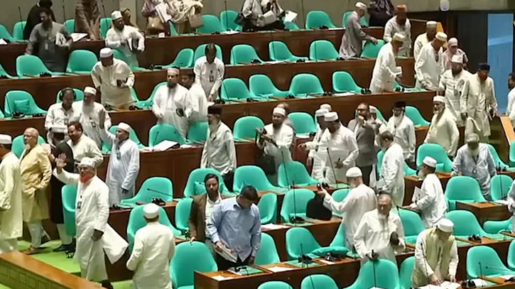 সংসদ অধিবেশন থেকে বিরোধীদলের ওয়াকআউট