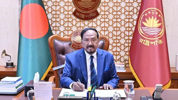 বঙ্গভবন ছাড়লেন ভারপ্রাপ্ত রাষ্ট্রপতি হাফিজ উদ্দিন আহমদ