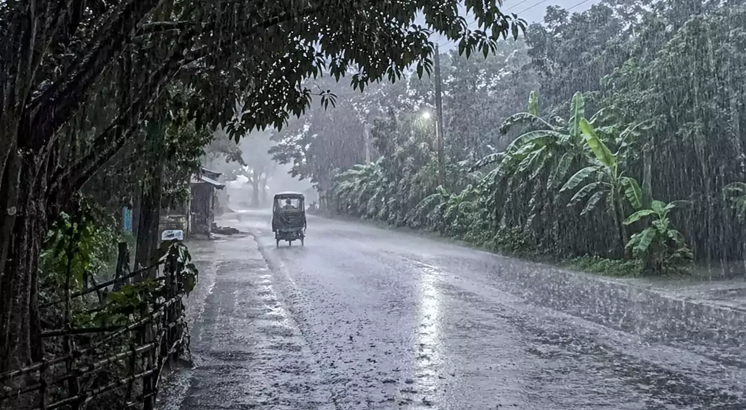 বঙ্গোপসাগরে লঘুচাপ, দেশের ৮ অঞ্চলে বজ্রবৃষ্টি ও ঝোড়ো হাওয়ার পূর্বাভাস