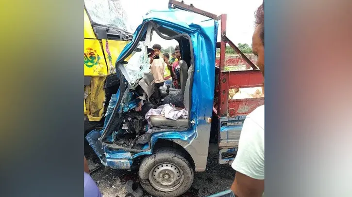 বগুড়ায় পিকআপ ভ্যান-ট্রাক সংঘর্ষে প্রাণহানি ৪