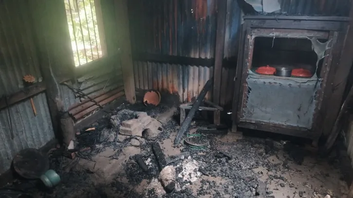 মিরসরাইয়ে বিধবার বসতঘরে আগুন, শেষ আশ্রয়ও পুড়ে ছাই