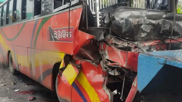 ফেনীতে বাস-কাভার্ডভ্যান সংঘর্ষে প্রাণগেল ৩ জনের