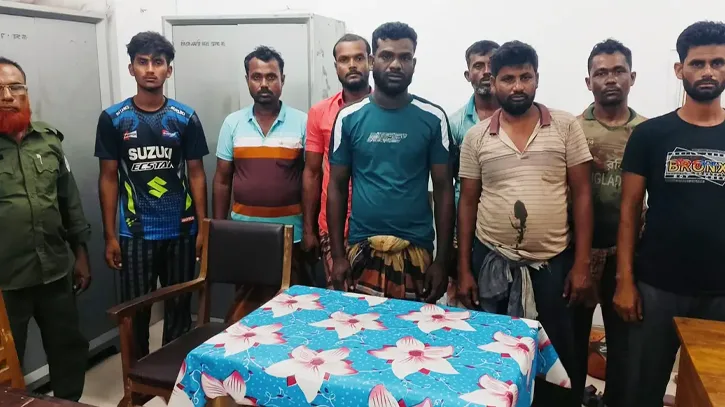 সুন্দরবনে নিষিদ্ধ এলাকায় মাছ শিকার, বন বিভাগের অভিযানে আটক ৮