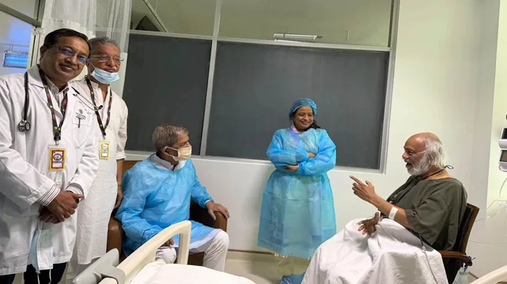 অসুস্থ স্থানীয় সরকারমন্ত্রীকে দেখতে হাসপাতালে গেলেন রাষ্ট্রপতি