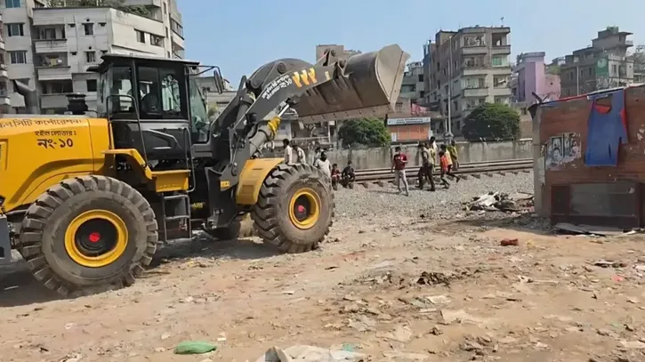 ইশরাকের অভিযানের পর এবার সেই মাদক আস্তানা গুঁড়িয়ে দিচ্ছে পুলিশ