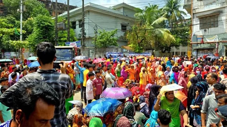 চট্টগ্রামে বকেয়া বেতনের দাবিতে সড়ক অবরোধ করে পোশাক শ্রমিকদের বিক্ষোভ