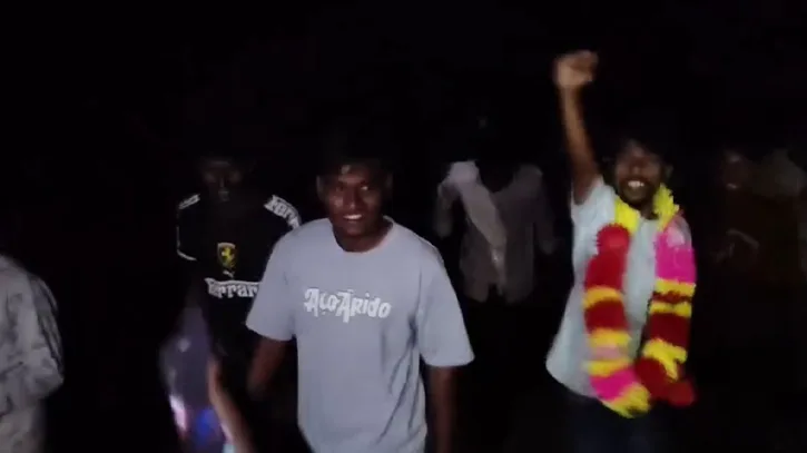 ‘ডিসেম্বরে খেলা হবে’ স্লোগান দিয়ে রাতের আঁধারে নিষিদ্ধ ছাত্রলীগের মিছিল