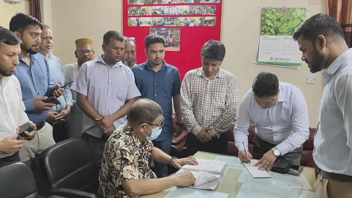 হঠাৎ হাসপাতাল পরিদর্শনে স্বাস্থ্যমন্ত্রী, অনুপস্থিত ৫ চিকিৎসকের বিরুদ্ধে বিভাগীয় ব্যবস্থার নির্দেশ