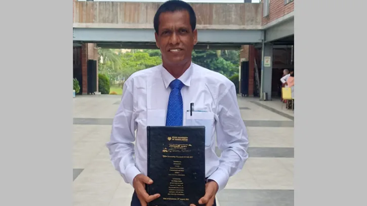 ৫৯ বছর বয়সে সাংবাদিকতায় অনার্স পাস করে দৃষ্টান্ত গড়লেন বেলায়েত