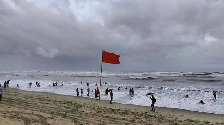 দেশের সমুদ্রবন্দরগুলোতে ৩ নম্বর সতর্ক সংকেত বহাল, উপকূলে ঝড়ো হাওয়ার আশঙ্কা