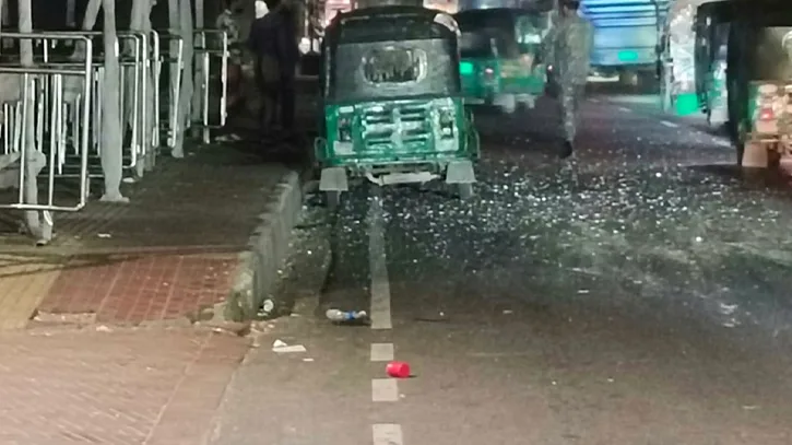 জুলাই স্মৃতি জাদুঘরের সামনে ককটেল বিস্ফোরণ, আহত ১
