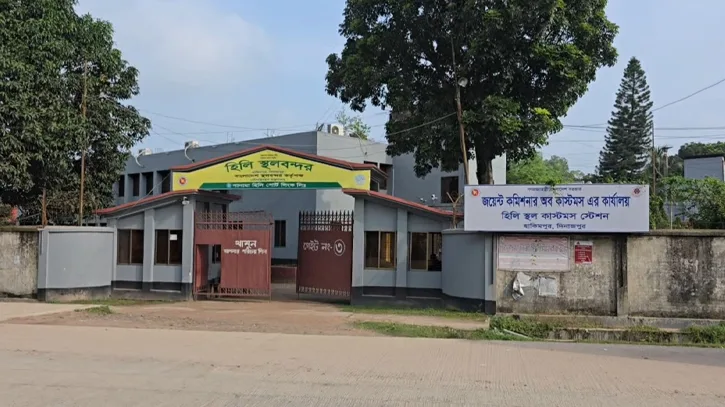 হিলি স্থলবন্দরে অনির্দিষ্টকালের জন্য বন্ধ আমদানি-রপ্তানি