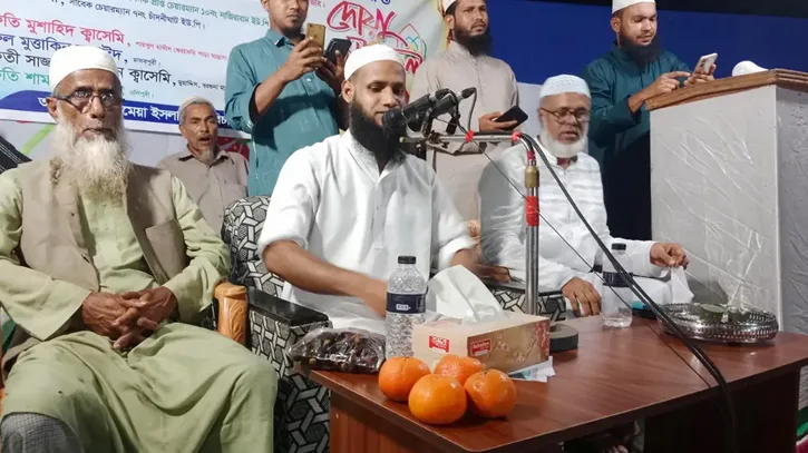 মৌলভীবাজারে এক হালি কমলা নিলামে বিক্রি হলো অর্ধলাখ টাকায়