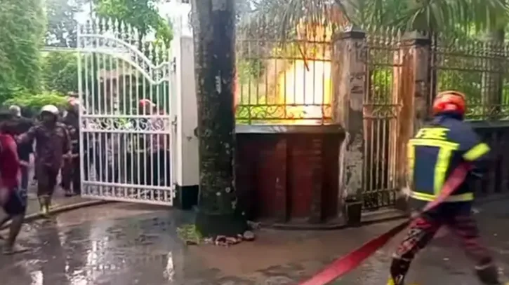 বিদ্যুৎমন্ত্রীর বাসভবনের সামনে বজ্রপাত থেকে আগুন