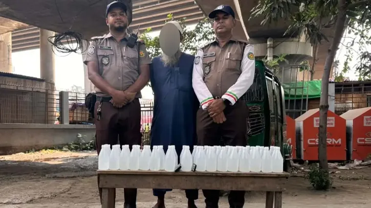 প্রগতি সরণিতে বাংলা মদসহ সিএনজিচালক গ্রেপ্তার