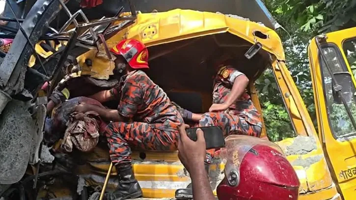 চাঁদপুরের বানিয়াচোঁতে বাস-ট্রাক মুখোমুখি সংঘর্ষে নিহত ৩