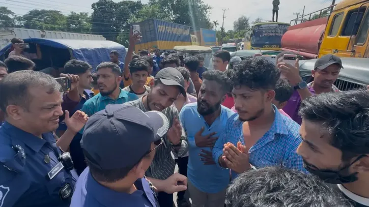 ১০ হাজার ব্যাংকারের পুনর্বহাল দাবি, চট্টগ্রাম-কক্সবাজার মহাসড়ক অবরোধ