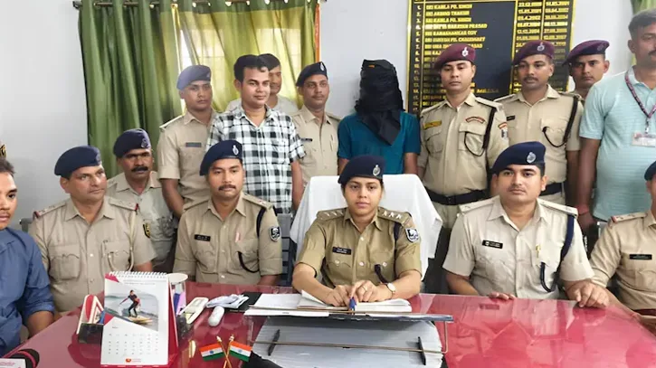 পুলিশ পরিচয়ে যাত্রীকে জরিমানা, টাকা না পেয়ে চলন্ত ট্রেন থেকে ধাক্কা