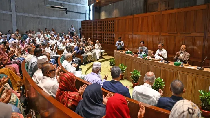 প্রধানমন্ত্রীর সভাপতিত্বে সরকারদলীয় এমপিদের সভা অনুষ্ঠিত