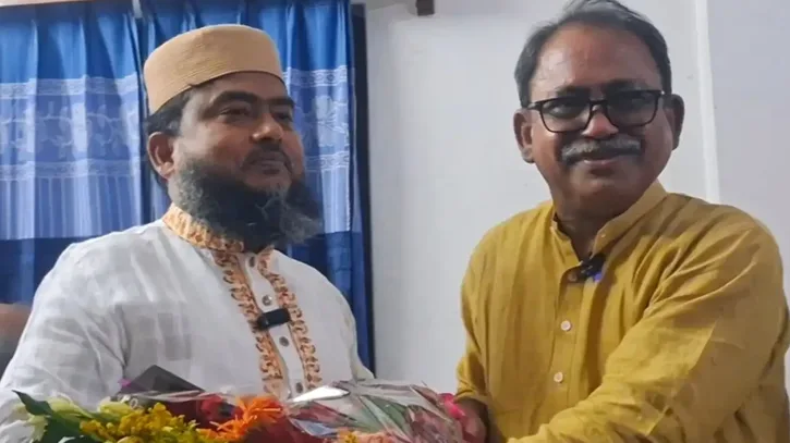 নির্বাচনে জয়ের পর জামায়াত প্রার্থীর বাড়িতে ফুল হাতে মির্জা ফয়সল আমীন