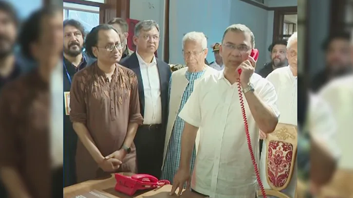 লাল টেলিফোনে শেখ হাসিনার কল রেকর্ড শুনলেন প্রধানমন্ত্রী