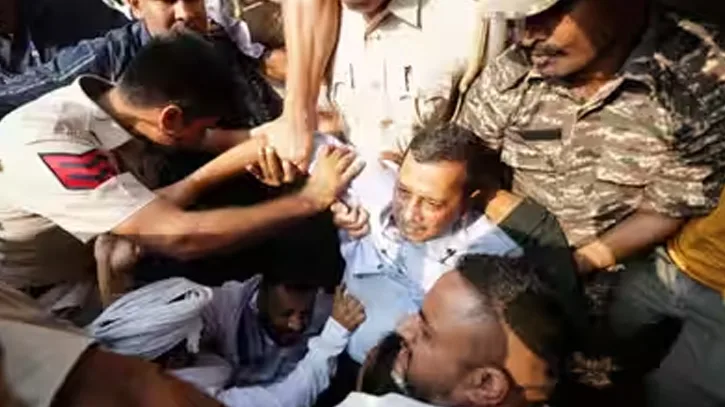 ককরোচদের বিক্ষোভে যোগ দিতে গিয়ে আটক সাবেক মুখ্যমন্ত্রী কেজরিওয়াল