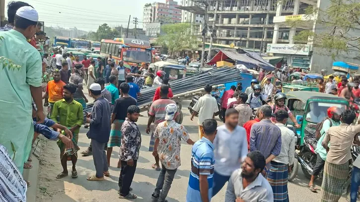 মোহাম্মদপুরে অটোরিকশা চালকদের সড়ক অবরোধ, বিপাকে কর্মজীবীরা