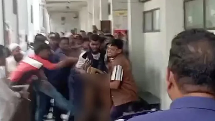 পুলিশের সামনে ‘পুষ্পা’ স্টাইল করা আসামিকে আদালত চত্বরে গণপিটুনি