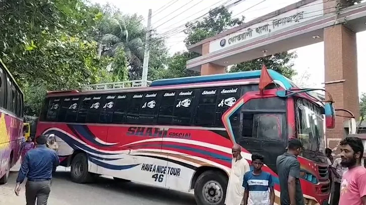 শ্রমিক নেতা আটকের প্রতিবাদে দিনাজপুরে থানা ঘেরাও, ঢাকাসহ বিভিন্ন রুটে বন্ধ বাস চলাচল