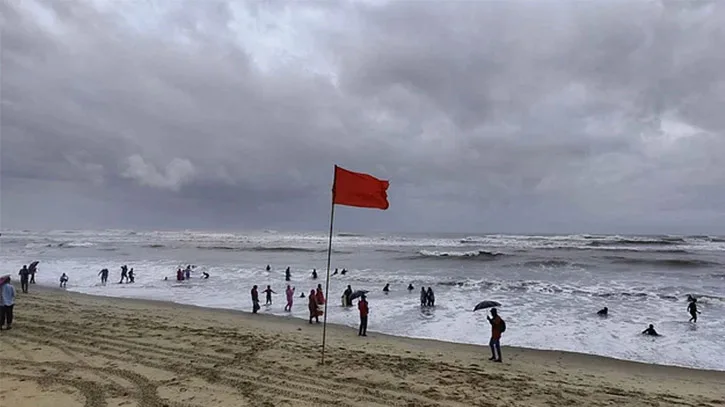 সমুদ্রবন্দরে ৩ নম্বর সতর্কসংকেত, ভারী বর্ষণের আভাস
