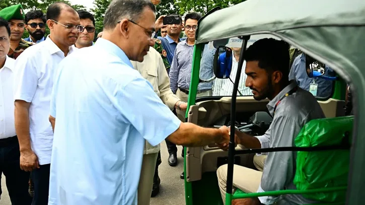 জুলাইযোদ্ধাদের সিএনজি অটোরিকশা ও রিকশা উপহার দিলেন প্রধানমন্ত্রী
