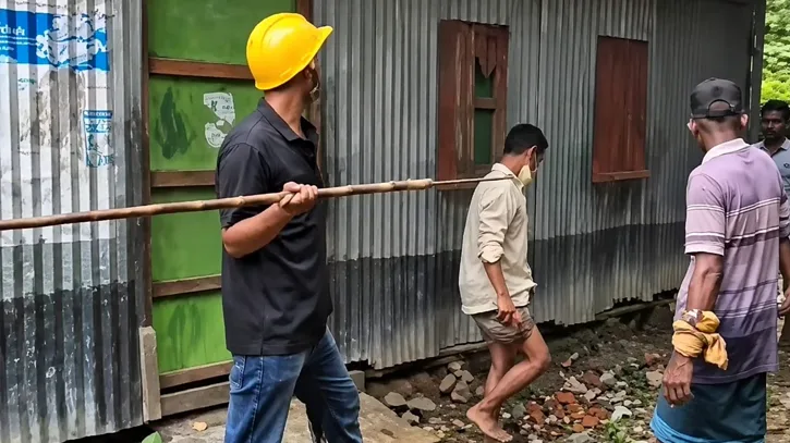 মাইকে ঘোষণা দিয়ে দুই গ্রুপের দফায় দফায় সংঘর্ষে আহত- ১০