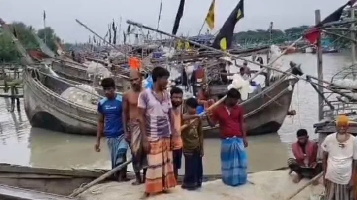 গভীর সাগরে জলদস্যুদের মাছধরা ট্রলারে হামলা, ১২ জেলে আহত
