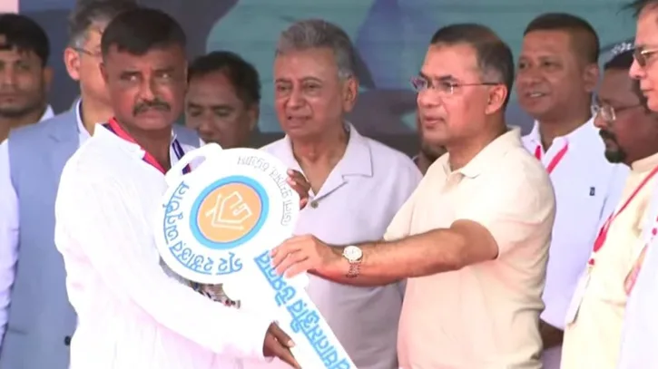 বন্যায় ক্ষতিগ্রস্তদের হাতে নতুন ঘরের চাবি তুলে দিলেন প্রধানমন্ত্রী