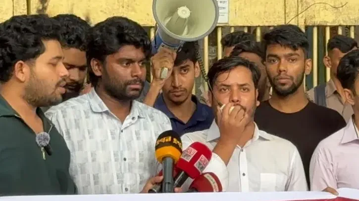 জবিতে হামলার প্রতিবাদে ৫ দফা দাবি নিয়ে জাতীয় ছাত্রশক্তির বিক্ষোভ
