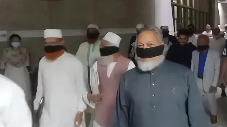 ওয়াকআউটের পর মুখে কাপড় বেঁধে সংসদ ছাড়লেন বিরোধীদলের নেতারা