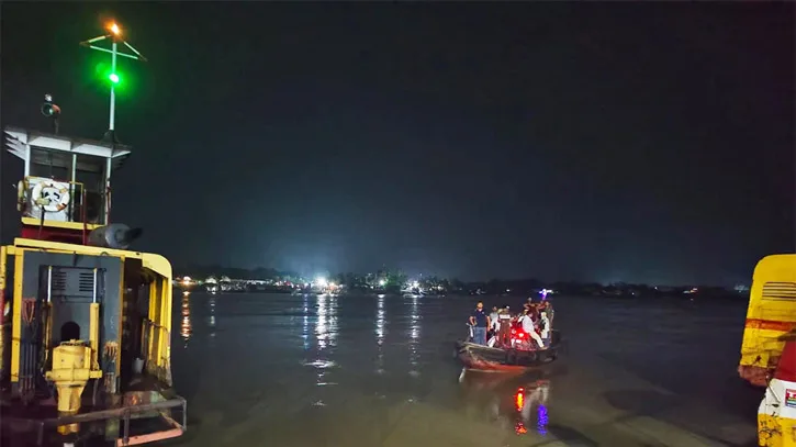 খুলনায় মাঝনদীতে ফেরির সঙ্গে সংঘর্ষে ৩৫-৪০ যাত্রী নিয়ে ট্রলারডুবি
