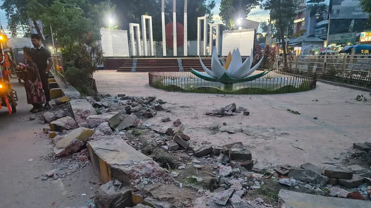 কুড়িগ্রামে শহীদ মিনার ও শাপলা চত্বর ভেঙ্গে সংকোচিত করায় জনমনে ক্ষোভ