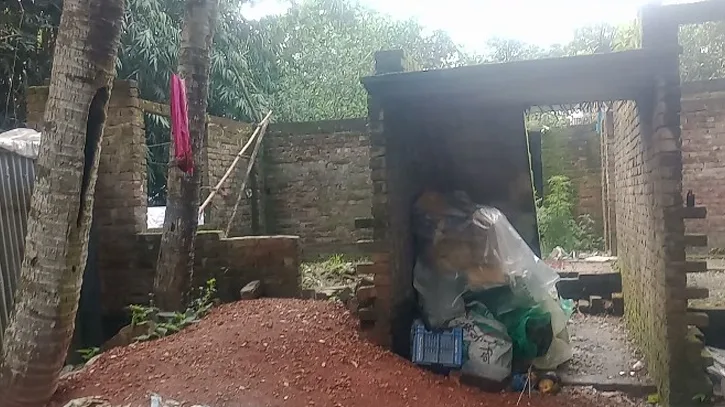 সরকারি রাস্তা দখল করে পাকা ভবন নির্মাণের অভিযোগ, এলাকাবাসীর ক্ষোভ