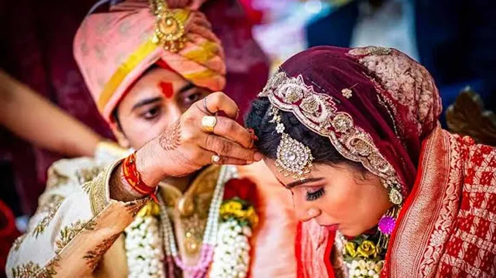 বিয়ে করলেই ব্যাংক অ্যাকাউন্টে ঢুকবে ৫ লাখ টাকা!