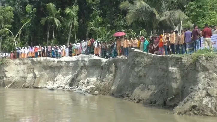 কুড়িগ্রামে ব্রহ্মপুত্রের ভাঙনরোধের দাবিতে মানববন্ধন