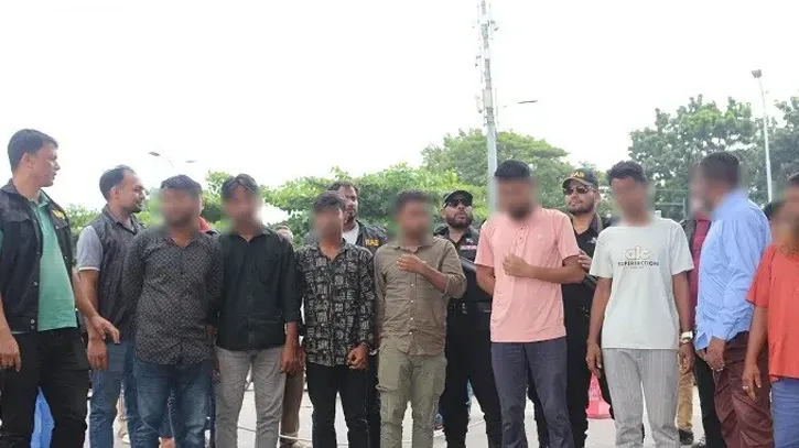 আগারগাঁও পাসপোর্ট অফিসে র‌্যাবের অভিযান, ৫ দালালের কারাদণ্ড