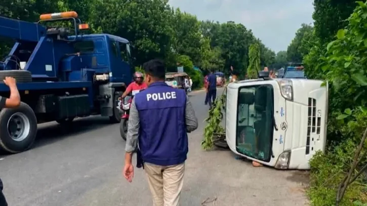 শিশুকে বাঁচাতে গিয়ে পিকআপ উল্টে পুলিশের এক সদস্য নিহত, আহত ১০