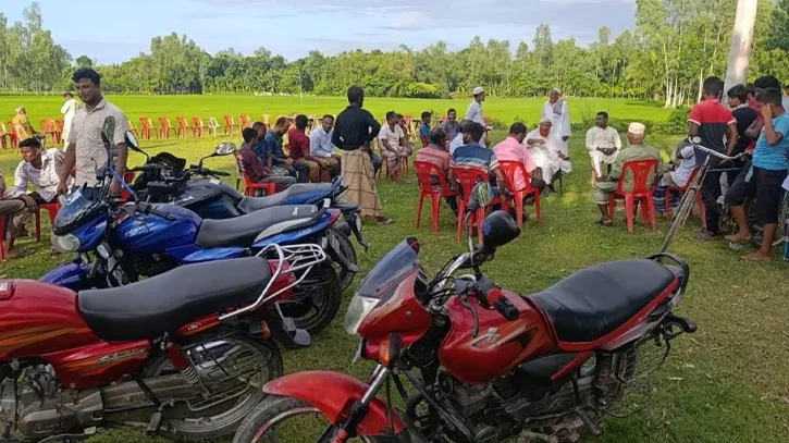 লুঙ্গি-মোবাইল ফেলে পালালেন প্রধান শিক্ষক, কিন্তু কেন?