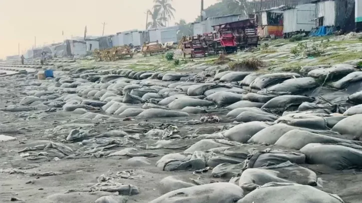 বর্ষায় ভাঙনে সংকুচিত হচ্ছে কুয়াকাটা সৈকত, স্থায়ী সমাধানের অপেক্ষায় পর্যটন নগরী