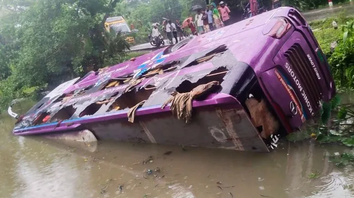 কুয়াকাটাগামী ডাবল ডেকার বাস পুকুরে, আহত ১৫