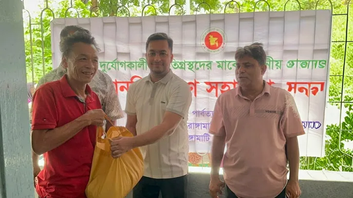 রাঙামাটিতে পাহাড়ধ্বস ও বন্যায় ক্ষতিগ্রস্তদের মাঝে জেলা পরিষদের খাদ্য সহায়তা বিতরণ
