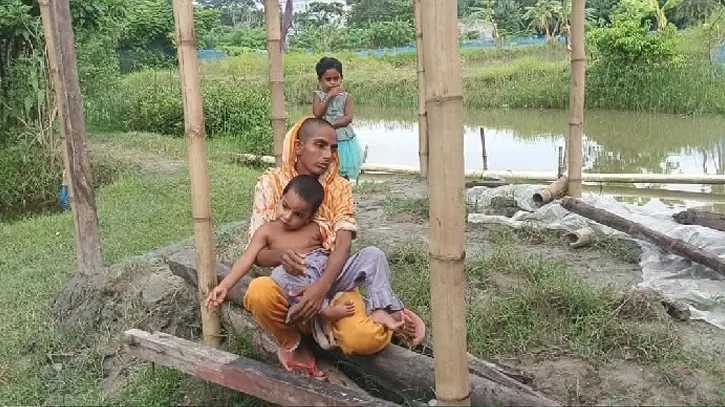 অভাবের সংসার বাঁচাতে মাথার চুল কেটে বিক্রি, কে এই রেহানা?